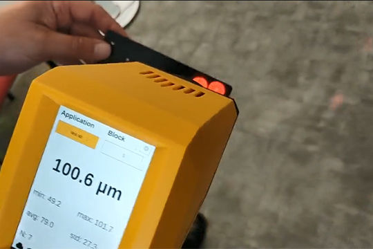 產品演示 手持式涂魔師Flex非接觸測試100微米、50微米膜厚的涂漆板